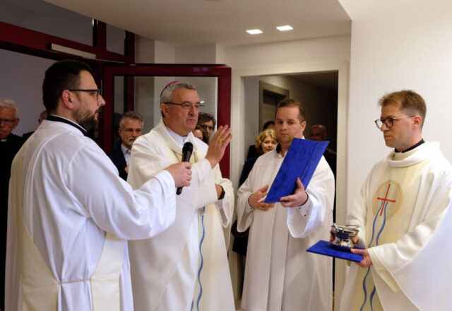 Ünnepi mise a zarándokház megáldása alkalmából